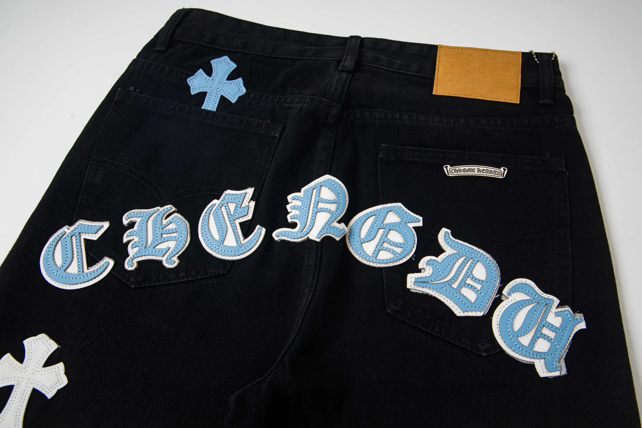 P260 Chrome Hearts Black Pants, Sanskrit Blue and White Multi-Leather Jeans. CH jeans need to be washed and then disassembled and hand-stitched with sheepskin cross leather and then spliced ​​together. The whole piece has too many craftsmanship to explain. The patchwork is decorated with cross patterns and the high-waisted washed jeans! ! Absolutely high-end luxury products, god-level single products and super popular products, made with top heavy industry, a must-see magic weapon. Customized hardware. The fabric is thick and soft after washing. It has good breathability. Customized small leather label. Unique design. The details are simple and elegant, and the workmanship is exquisite. The entire trousers are neatly routed and the details are in place! It’s so cool that both men and women can easily control the genderless trend! Style number: 1801# Color: black Size: 28 30 32 34